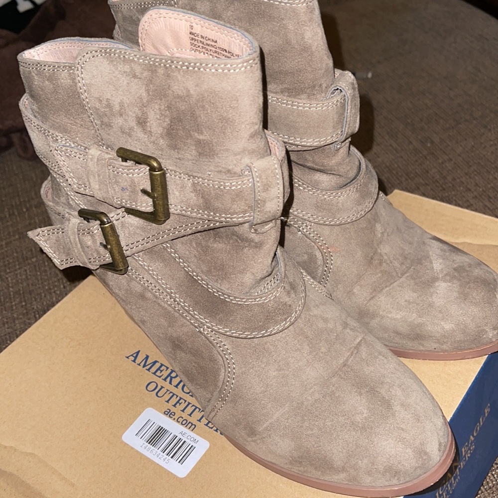 American Eagle booties womens sz 10 color is on the taupe spectrum.